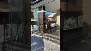 Безрамное остекление веранды дома