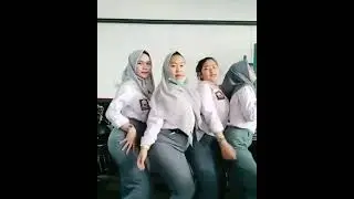 Gagal fokus sama yang gak pakek jilbab 
