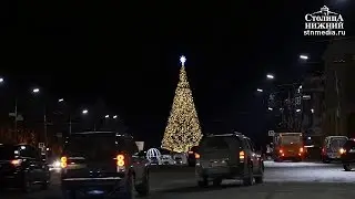 Главную городскую елку установили на площади Минина и Пожарского в Нижнем Новгороде