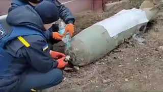 Experts #disarming a #bomb with their bare #hands and just a bottle of water