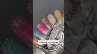 Эти спреи характеризуют именно новогодние маникюры 🤩