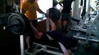 Жим 140кг, 17 лет, без экипы.