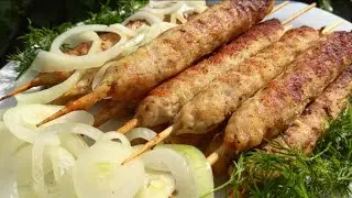 Люля-кебаб. Куриный люля-кебаб. Люля-кебаб на сковороде.