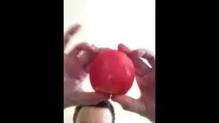 How to crack an apple in four quarters (with your bare hands)