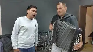 Мужики мощно поют под баян