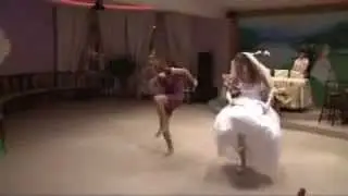 Зажигательный танец невесты (невеста с сестрой отжигают)