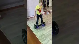 Бешеный гироскутер не дает чтоб на нем катались😜 