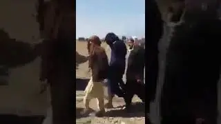 اعضای گروه طالبان که به شکل تحقیر آمیز از سوی نظامیان پاکستانی بار شده به افغانستان فرستاده میشوند.