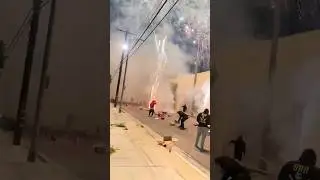 Jóvenes prenden varias cajas de fuegos artificiales ilegales en una calle de