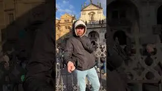 Встал как король.