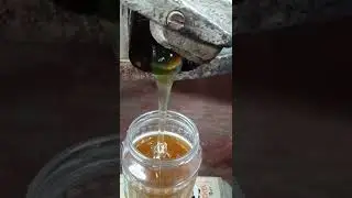 откачка меда ручной медогонкой