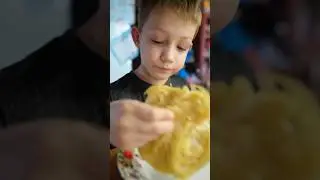 Самый строгий ресторанный критик,гроза всех мам и поваров😂. Макарошки 👍