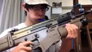 Japonês causa polêmica ao escovar os dentes com rifle
