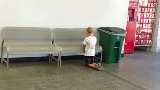 Die Mutter sieht den Sohn auf seinen Knien beten, schaut genauer und erkennt etwas Unglaubliches!