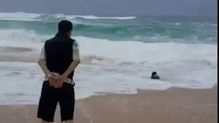 شاهد كيف يختطف البحر طفل  من امام اهله