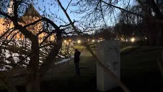 Прыгает