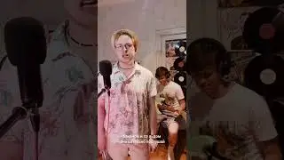 Смузи с апельсином, бананом, и со льдом.
