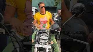 Akshay Kumar leavesthe  set in style as he goes on his bike! 🤩 