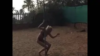 Сальто назад с помощью пилона. India Goa 2015 - 2016 год.