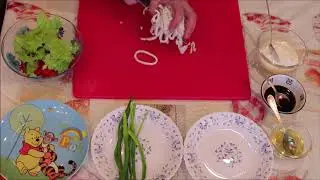 Салат из кальмара с овощами и медовым соусом