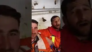 Bakıda fəhlə azan oxuyur.