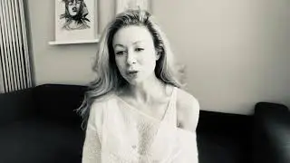 Он собирает в мешок мои вещи