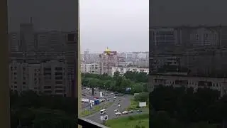 Здание с жёлтой крышей в городе Барнауле
