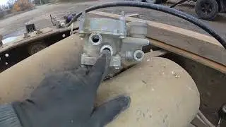 Зашипел двухпроводный кран управления тормозами прицепа