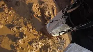 Высокие сапоги в очень глубокой глине