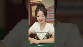 Seorang ayah membawa putrinya bermain kartu.