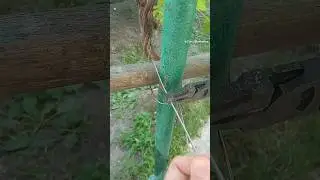 Useful tips and skills! How to securely fasten a wooden block with wire to a metal pole #shorts