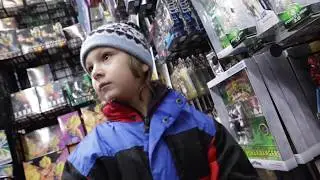 Видео для детей - Идем в самый большой магазин комиксов! Выбираем фигурки супергероев и покупаем...