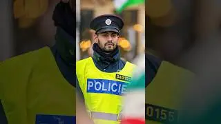 I love the smile on a policeman's face❤️👮🏽‍♀️