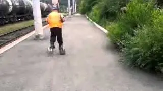 Каблучками цокая.