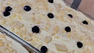 EASY BLUEBERRY AND WHITE CHOCOLATE CAKE