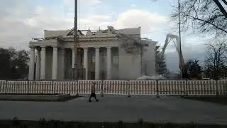 В Саратове сносят колоны оперного театра