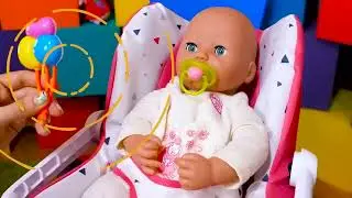 Comemos con Baby Born muñeca Annabelle. Juegos para niñas. Vídeos de cuidar a bebés.