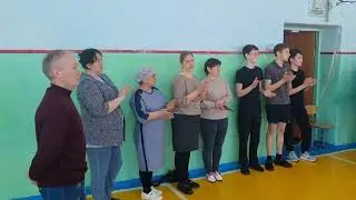 Туган авылымда, мэктэптэ. волейбол ярышы ашычында.