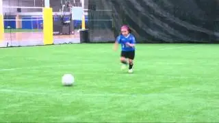 vanessa y dayanara pateando el balon.AVI