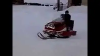 Дрифт на снегоходе 