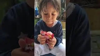 makan es krim mochi strawberry @GhaziyaAlmahyra1209