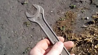Ключ для удержания штока амортизатора.