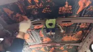 Усиленная виброизоляция автомобильной крыши. Нанесли горячий материал и прокатываем роликами