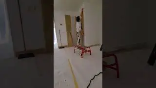 EEN KOZIJN SNEL AFPLAKKEN!