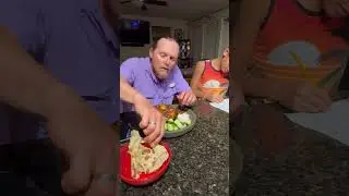 Bule 🇺🇸 Doyan Rempeyek ama ayam Bakar bumbu rujak