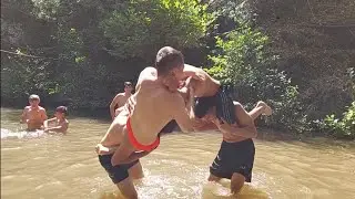 DEVE GÜREŞİ ... DEREDE TAVUK PİSİRME !!! BU VIDEODA HERSEY VAR...#keşfet #shorts #beniöneçıkart
