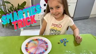Angol nyelvű - Smarties szivárvány kísérlet | Rainbow Smarties Trick | DIY | ZOE ÉS BOTI | 2022
