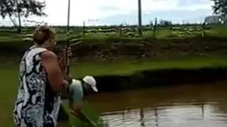 Nenek tua memancing ikan bawal air tawar | mancing mania strike