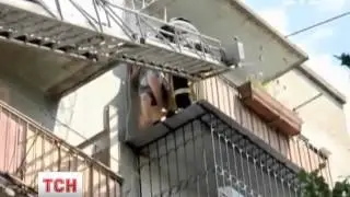 Старушка почти упала с балкона!