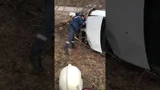 В Шахтах перевернулся автомобиль такси на подъеме на Майский